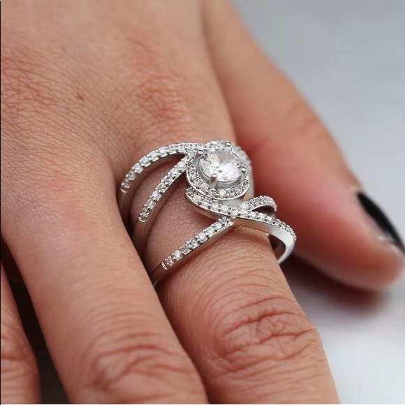 Jewelry - 🌺 Round Cut White Sapphire centers this wide band